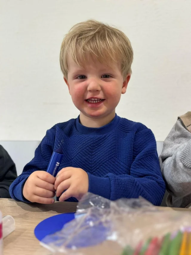 Zomerpret op z’n best! 🍦🎨☀️

Met de zon hoog aan de hemel en blije gezichtjes op de groep, maakten de kinderen van de verticale groep Heilooërdijk de allerlekkerste ijsjes… van papier natuurlijk! 😄✂️

Zo proeven we alvast van de zomer, zonder te smelten!

📸 Swipe door onze heerlijke ijscreaties!

#zomerpretHeilooërdijk #ijsjesknutselen #creatiefmetzon #verticalegroep #peuterzomer #knutselkoorts #zomerknutsel
