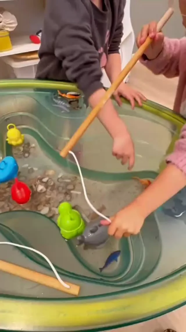 Duiken jullie mee in onze onderwaterwereld? 🐠🌊

Bij peuteropvang Stempelmakerstraat zijn we op ontdekkingsreis onder zee! Met schepnetten, visjes en schelpen gaan de peuters spelenderwijs op avontuur. 🎣

Via het VVE-programma Uk & Puk ontdekken de kinderen nieuwe woorden, ontwikkelen ze fijne motoriek én leren ze samenwerken. Dit allemaal op een speelse en betekenisvolle manier. 🌟
Leren wordt een belevenis, net als vissen in onze mini-oceaan! 🐟

🎥 Kijk mee naar deze gezellige vissers in actie!

#Stempelmakerstraatavontuur #ukenpukthema #peuteractiviteit #vissenmetPuk #onderwatermetPuk #VVEbeleving #peuteropvangpret
