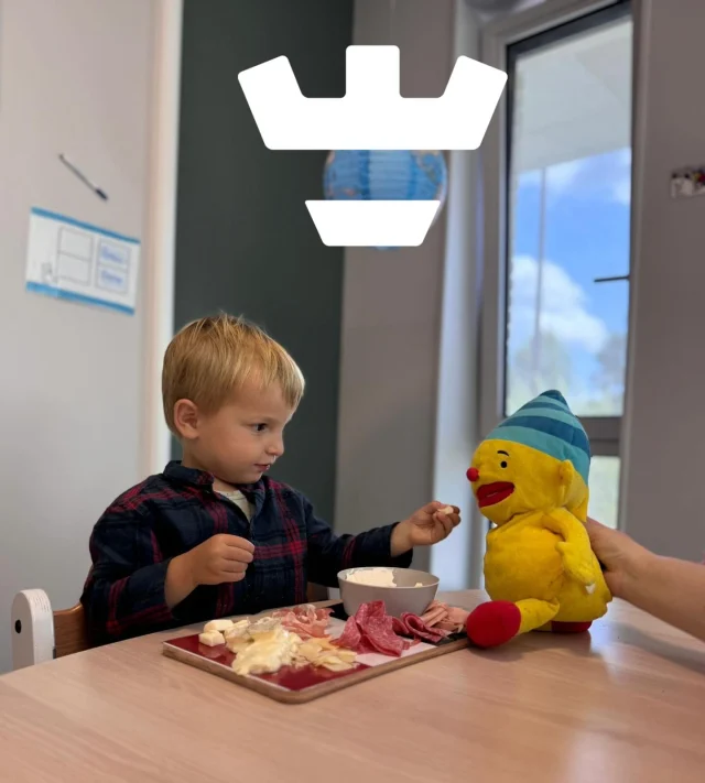 Thema: Zomer wereldwijd 🌍✈️

Op Damakker begint de reis in… 🇮🇹 Italië!
De kinderen gingen zelf aan de slag met een écht Italiaans plankje. Proeven, ruiken en voelen. 
Van burrata tot balsamico en van pancetta tot mascarpone. Zo wordt leren pas echt lekker! 😋🍴

Waar zou jij wel eens naartoe willen gaan? 🌞🌍

#kleinalkmaar #zomerwereldwijd #proefdewereld #italiaansetenmetkids #damakkeralkmaar #kinderenontdekken #reismetonsmee
