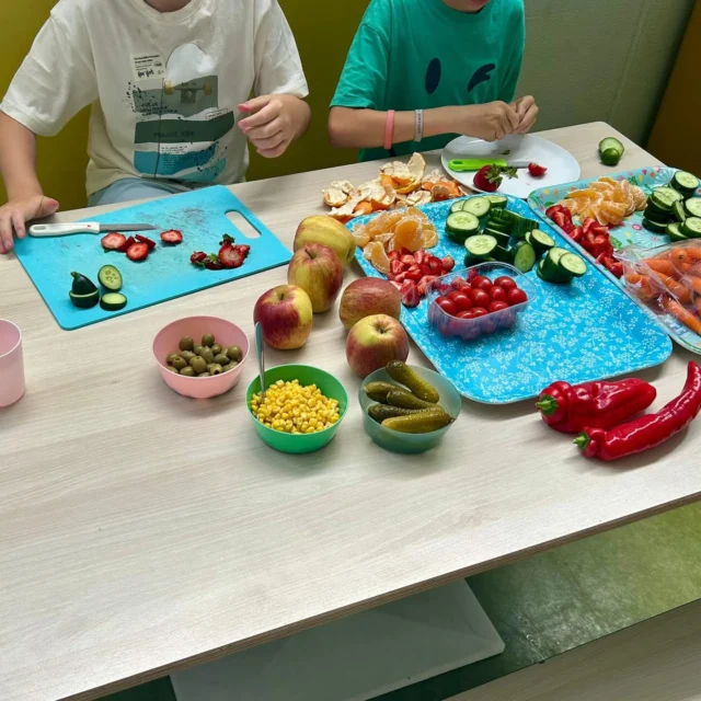 Zelf groente en fruit snijden op BSO Anna Paulownastraat! 🍓🥕

Met volle focus en een scherp mesje gingen de kinderen aan de slag. Komkommers, aardbeien, tomaatjes, paprika en nog veel meer lekkers.

Een leuke en leerzame activiteit, waarbij kinderen ontdekken, proeven en trots mogen zijn op wat ze zelf gemaakt hebben!

Uit school even genieten van een stuk fruit en wat groente 🥒 

#bsoannapaulownastraat #zelfetensnijden #gezondekinderopvang #kleinekoks #ontdekkenmetplezier #speelsleren #groentefruitfeestje