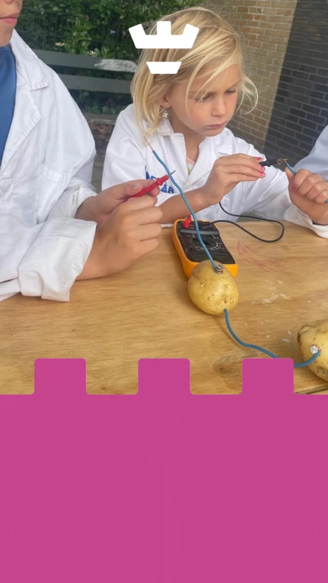 Samen met Proeflab hebben we op verschillende BSO’s een superleuke middag gehad! De kinderen maakten hun eigen stroom, met aardappelen 🥔⚡️

Ja, echt waar! aardappelpower = elektriciteit. 
Wist jij dat dit kon?

Proeflab is het reizende proeflab van Museum BroekerVeiling. Ze komen langs bij scholen en BSO’s met thema’s als duurzaamheid, natuur, water en voeding. Kinderen gaan proeven, onderzoeken en experimenteren. Precies waar nieuwsgierigheid en zelf ontdekken centraal staan.

#aardappelstroom #proeflabavontuur #bsovakantieprogramma #kleinewetenschappers #duurzaamlokaal #stroommaken #reizendproeflab