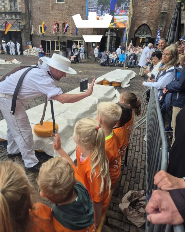 Een zomers uitstapje naar de kaasmarkt met de BSO’s van de Stempelmakerstraat en Schoenmakerstraat. Daarna nog even langs de snoepwinkel voor ouderwets lekkers. Samen proeven, kijken en genieten in de stad. 🧀🍬

📍 Tip voor de zomervakantie: @kaasmarkt_alkmaar is elke vrijdagochtend op het Waagplein in Alkmaar. Leuk om samen te ontdekken! 

#zomervakantiealkmaar #BSOopstap #kleingelukmomentje #ouderwetssnoep #kaasmarktavontuur #dagjealkmaar #samenonderweg