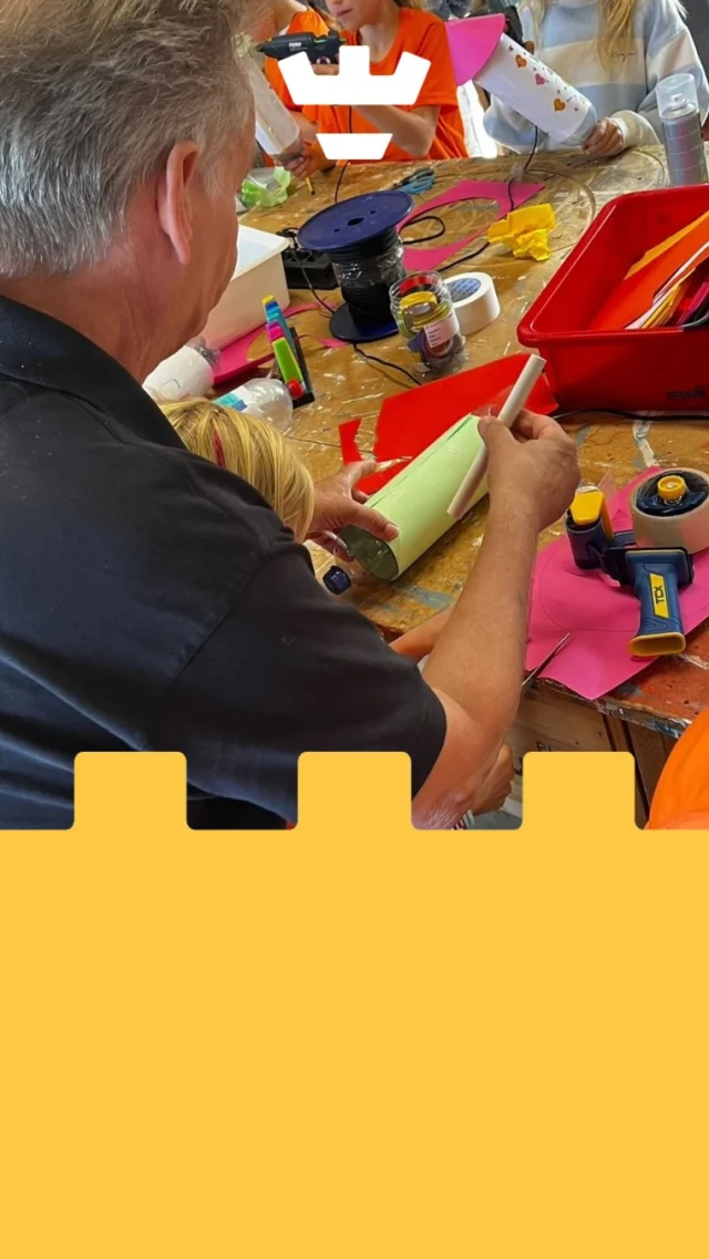 Samen met Remco van Beheer bouwden we onze eigen raketten in de werkplaats. 🚀 

We mochten ze daarna hoog de lucht in schieten! 💥

Samen met de vestigingen Beethovensingel, Anna Paulownastraat, Judith Leysterstraat, Drechterwaard en Stempelmakerstraat genoten we van de prachtige ruimte die de Olympiaweg heeft. Een dag vol plezier, creativiteit en zomerenergie! ☀️✨

#rakettenbouwworkshop #kleinalkmaar #bsoactiviteiten #werkplaatsfun #zomerenergie #ruimteplezier #zomervakantieprogramma