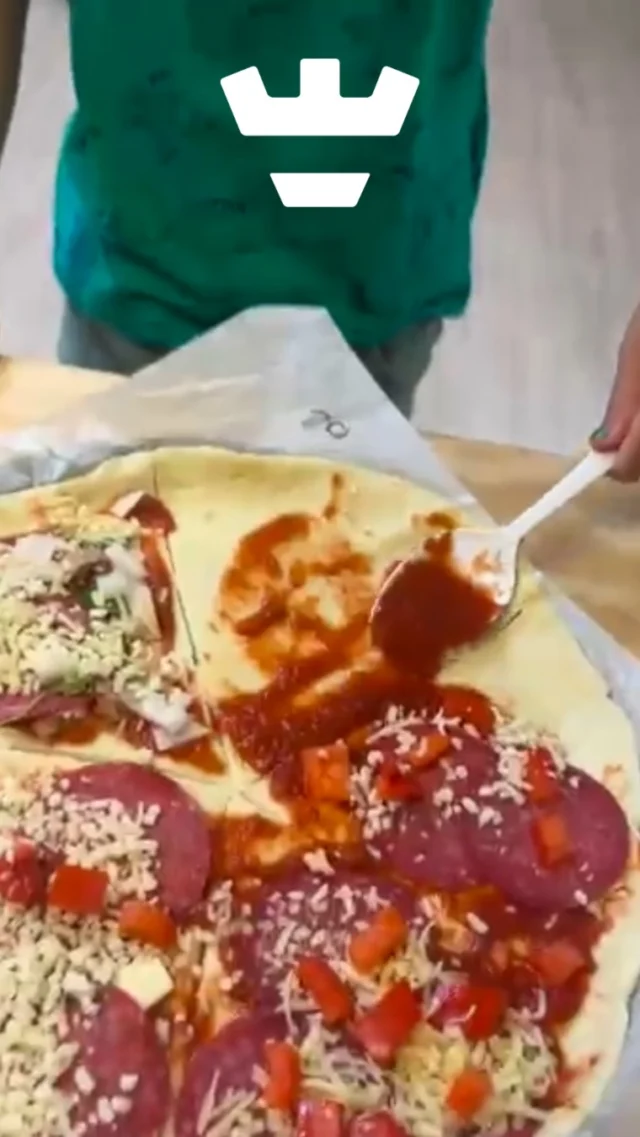 Hoe leuk is dit! Tijdens de vakantieactiviteiten zetten we de talenten van onze eigen medewerkers in: twee van onze collega’s bleken echte pizzabakkers. 🙌🍕

Ze gingen langs bij al onze vestigingen en samen met de BSO kinderen werden de lekkerste pizza’s gemaakt. 👩‍🍳👨‍🍳

En als dank voor het lenen van hun ovens kreeg ook de Klas op Wielen een versgebakken pizza bezorgd. Klas op Wielen biedt zorg volgens het idee ‘Samen naar School’. Het is een plek in het regulier onderwijs waar kinderen met en zonder meervoudige beperking samen leren en spelen.❤️

Samenwerking op z’n best! 🫱🏾‍🫲🏼

#pizzavakantie #bsoalkmaar #kleinalkmaarplezier #pedagogischmedewerkers #bakpretmetkinderen #vakantieprogramma #samenwerking