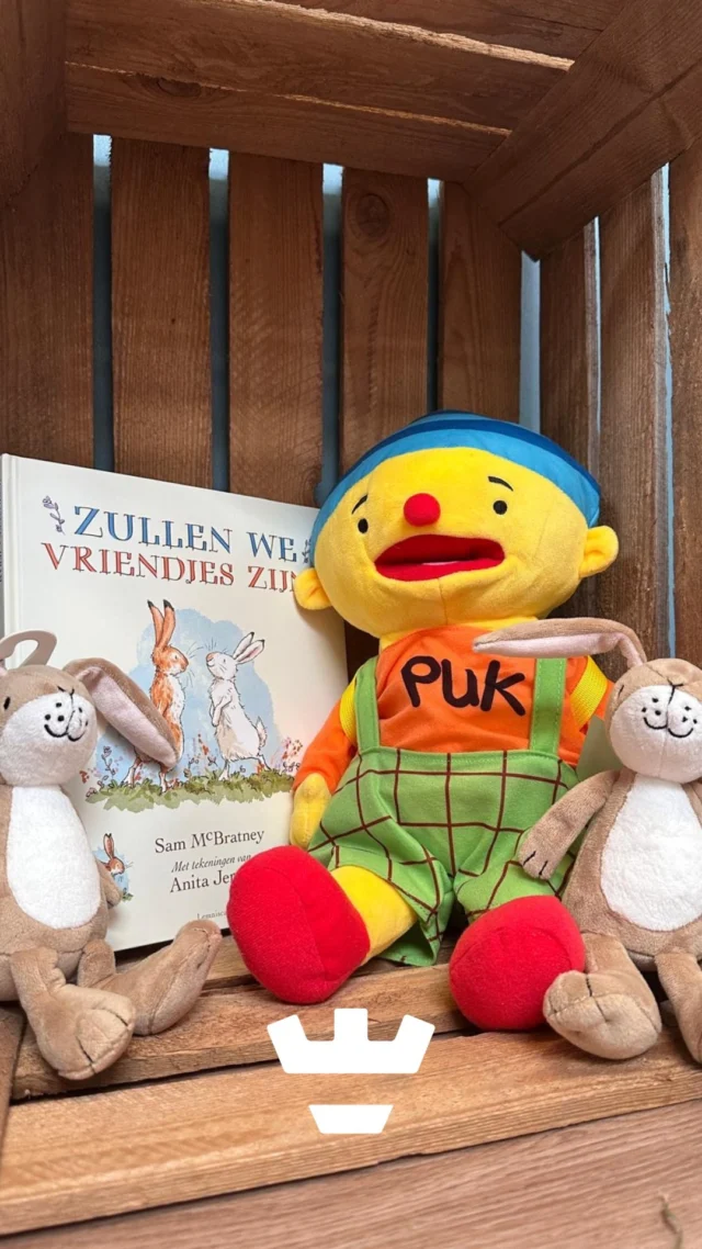 👋 De vakantie is voorbij… vandaag gaan de scholen en dus ook onze peuteropvang weer van start! ✨

Op de peuteropvang werken wij met het programma Uk&Puk. Een programma dat de kinderen spelenderwijs stimuleert in hun (taal)ontwikkeling. Dit (school)jaar is Uk&Puk vernieuwd is met nieuwe thema’s, andere activiteiten en de materialen zijn in een modern jasje gegoten. We starten met het nieuwe thema ‘Welkom in onze groep’!

Maar dat niet alleen, alle peuteropvanggroepen kregen een nieuw boek om uit voor te lezen: “Zullen we vriendjes zijn” mét de knuffel van Puk.

Op de Stempelmakerstraat stond alles vanmorgen helemaal klaar om de peuters met open armen te ontvangen 💛.
We hebben er zin in om samen aan een mooi nieuw schooljaar te beginnen! 🌱🎨

#peuterpret #startschooljaar #ukenpukmethode  #opvangplezier #eersteopvangdag #terugvanvakantie  #peuteropvangkleinalkmaar