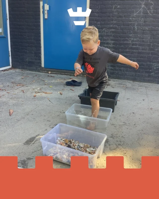 Blote voeten avontuur op de Muiderwaard! 🐚💧

De kinderen ontdekken zand, schelpen en water met hun blotevoeten. Spelenderwijs prikkelen ze hun zintuigen, versterken ze hun balans en krijgen ze vertrouwen in wat hun lijf kan. 🌿✨

Bij Klein Alkmaar geloven we in ontdekken, bewegen en iedere dag naar buiten. En dat kan gewoon met je schoenen uit! 😄

#sensomotorischspel #kinderontdekking #kleinalkmaaractiviteit #zandenschelpen #peuterspel #blotevoetenpadlopen #speelbeleving