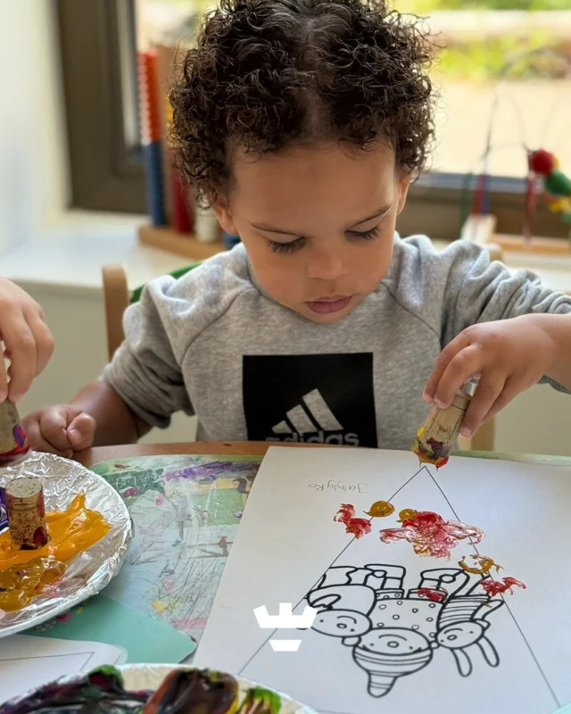 Door te knutselen ontdekken de kinderen spelenderwijs nieuwe vormen en kleuren 🌈 Het thema 'Welkom in onze groep' leent zich hier perfect voor. Samen hebben we een slinger gestempeld die natuurlijk een mooi plekje op de groep krijgt. 

Hoe doen jullie dat thuis? Hangen jullie de knutselwerkjes daar ook op? 🎨