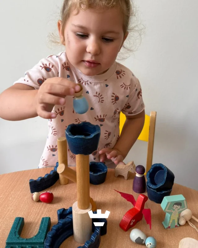 Die blik zegt genoeg... Volledig in de focus ✨

💡 Terwijl kinderen helemaal opgaan in hun spel, oefenen ze ongemerkt vaardigheden zoals concentratie, fijne motoriek en doorzettingsvermogen.