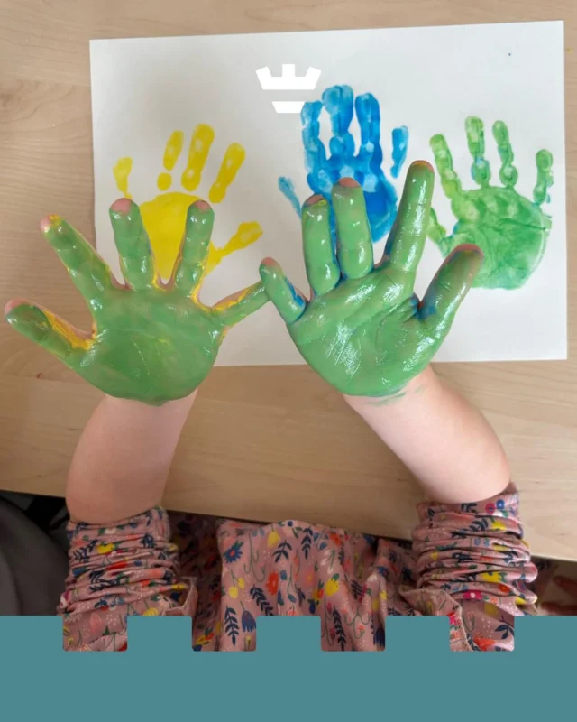 "Dag blauw", zei geel.
"Dag geel", zei blauw.
"Ik maak een andere kleur van jou!"
Ze gaven elkaar een zoen
en toen waren ze groen 💚

De peuters op de Olympiaweg ontdekken spelenderwijs de wereld van kleuren. Met hun eigen handafdrukken maken ze vrolijke kunstwerken én zien ze wat er gebeurt als je kleuren met elkaar mengt 🎨