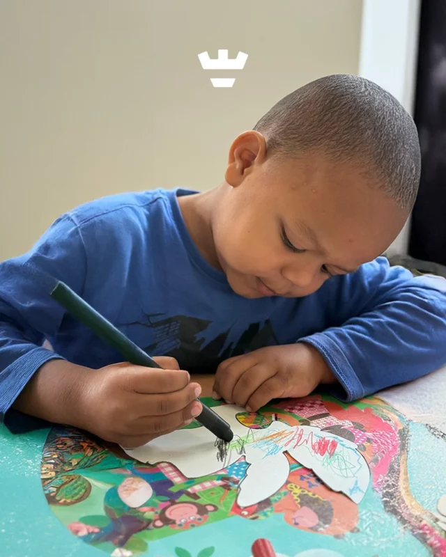 Op de peuteropvang aan de Judith Leysterstraat was het eerste thema na de vakantie 'Welkom in onze groep'. De kinderen hebben allemaal hun eigen puzzelstuk ingekleurd 🧩

Samen vormen ze één kleurrijk kunstwerk 🌈 Een mooi symbool voor hoe we allemaal verschillend zijn, maar tóch bij elkaar horen 💛