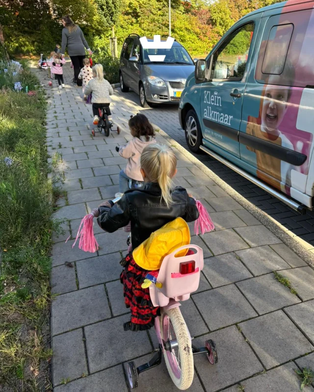 Tring tring! 🚲🚦

De kinderen van de Stempelmakerstraat gaan op pad met het nieuwe thema ‘Puk in het verkeer’.

Op hun fietsjes en stepjes ontdekken ze de wijk en leren ze spelenderwijs welke verkeersborden ze allemaal tegenkomen. Zo oefenen ze met kijken, stoppen en weer verdergaan, net als in het echte verkeer 👀✨