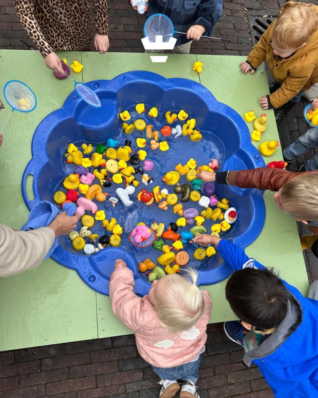 Het is vandaag Alkmaars Ontzet en als trotse sponsor van het Kidsplein vieren wij dat natuurlijk uitbundig mee! Ben je ook bij ons Oudhollands komen eendjes hengelen? 🦆

En vanmorgen hadden we een primeur: we liepen voor de allereerste keer mee in de Jeugdoptocht. Heb je ons gespot? Wat waren de kinderen mooi verkleed hé? 

En daarna stond er een bijzondere lunch op het programma: poffertjes! 🥞 De kinderen hielpen mee met bakken, uitdelen én natuurlijk smullen.