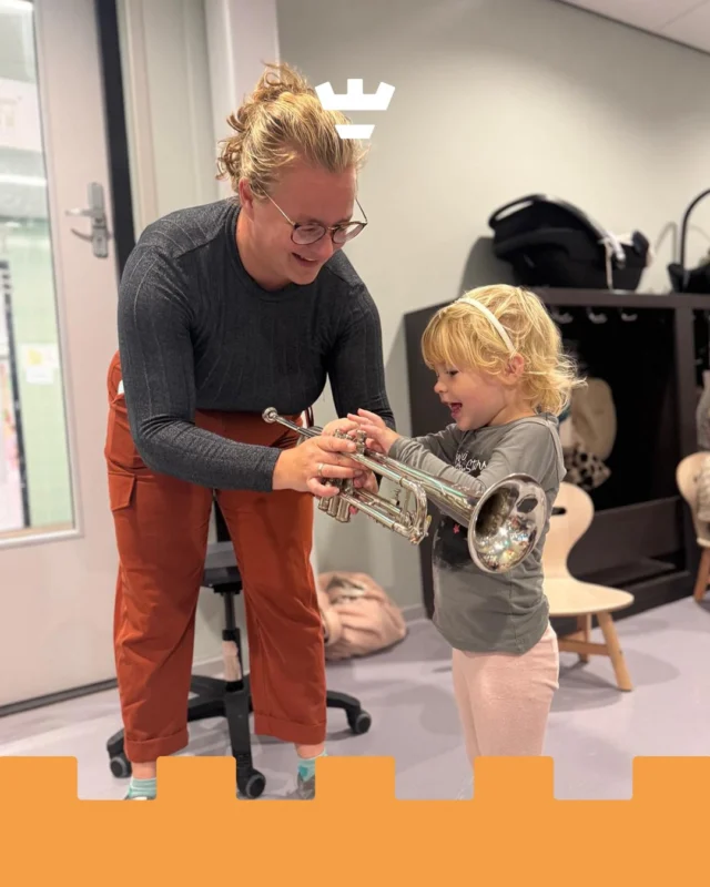 Op de Damakker dagopvang kwamen de trompetten tevoorschijn. En niet één, maar twee! 🎺🎺 

De kinderen luisterden, keken, zongen mee én mochten zelfs zelf de trompet uitproberen!

Spelenderwijs ontdekken ze nieuwe klanken en ritmes, leren ze goed luisteren en ervaren ze hoe leuk het is om samen muziek te maken 🎶
