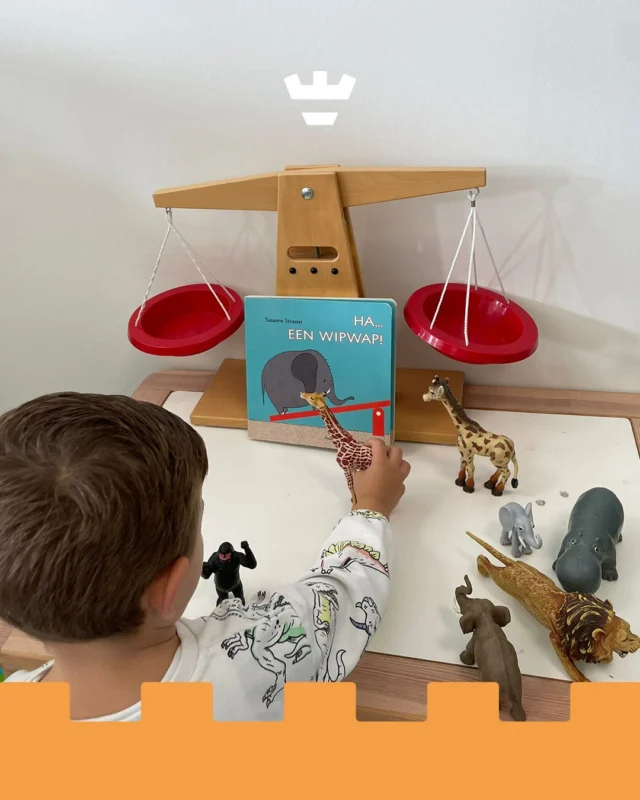 Een olifant op de wip? 🐘 In het boek “Ha… een wipwap!” kan het allemaal.

Op de opvang spelen de kinderen het verhaal na. Niet met een wip, maar met een weegschaal ⚖️

Vol verwondering zetten ze de dieren één voor één in de schaal. Welke kant gaat omlaag? En welk dier blijkt zwaarder? 🦒🦁

Spelenderwijs ontdekken de kinderen zo meer over gewicht en balans, maar ook over oorzaak en gevolg. Het verhaal uit het boek komt tot leven en maakt leren een belevenis.