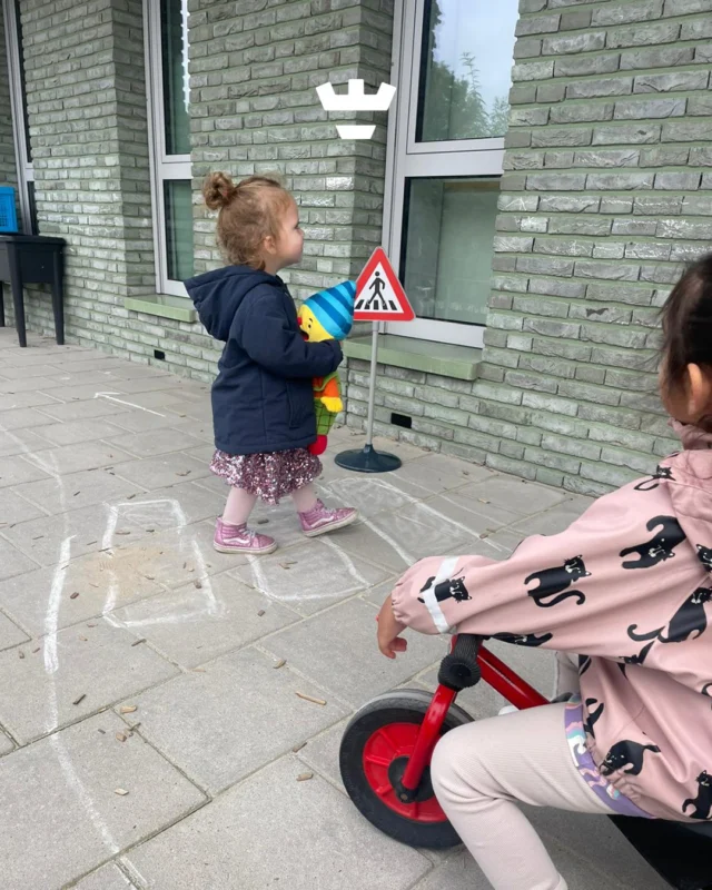 Stop… kijken… en dan pas oversteken 🚦👀

Op de peuteropvang in Damakker leren de kinderen hoe je veilig over het zebrapad loopt. Met Puk op de arm steken ze de straat over, terwijl de andere kinderen op hun fietsjes netjes wachten.

Spelenderwijs oefenen ze met verkeersregels, rekening houden met elkaar en hoe je rekening met elkaar houdt in het verkeer 🤝