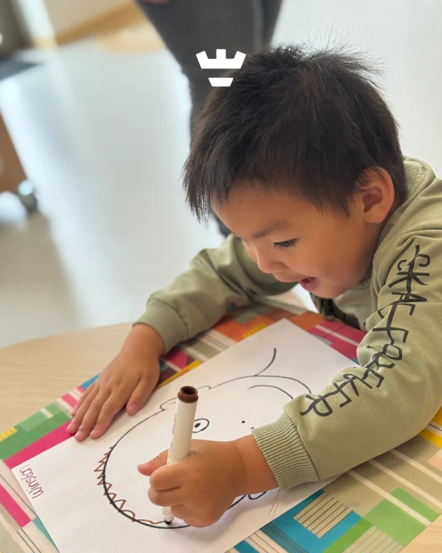 We werken deze weken rond het thema: Kijk mij eens! 🌟 

De peuters van de Judith Leysterstraat tekenden met behulp van een spiegel hun eigen gezicht. Door goed te kijken, vergelijken en tekenen versterken ze hun concentratie, fijne motoriek én zelfbeeld 🪞

Zo leren ze spelenderwijs over zichzelf en hun unieke eigenschappen. En natuurlijk hoort daar een flinke dosis trots bij: “Kijk mij eens!” 💛