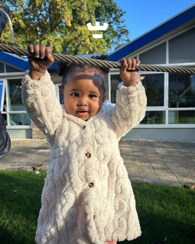 Lekker klimmen, klauteren en ontdekken op het plein aan de Pieter Langendijkstraat... 🌞 Buitenspelen is niet alleen leuk, maar ook ontzettend goed voor de ontwikkeling!

Door te rennen, springen en nieuwe dingen uit te proberen, oefenen kinderen hun balans, coördinatie en spierkracht. 

Ze leren risico’s inschatten, ontdekken hun grenzen en worden elke dag een beetje zekerder van zichzelf ✨
