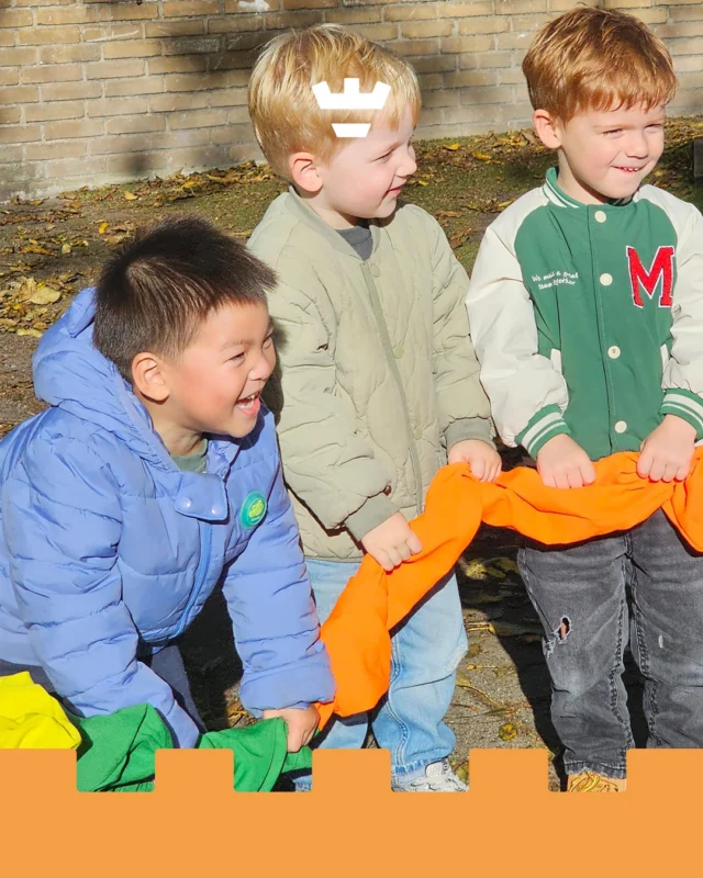 Kleine muzikanten in actie 🎶

Muziek op School (MoS) kwam langs bij onze locaties aan de Pieter Langendijkstraat en Jan Steenstraat, en wat was het een feestje 😍

Heerlijk zingen, dansen, springen, spelen en muziek maken op eenvoudige instrumentjes!

Muziek draagt niet alleen bij aan de taalontwikkeling van je kind, maar is ook een grote stimulans voor het gehoor en de fijne/grove motoriek. Spelenderwijs leren én plezier maken dus 🥁