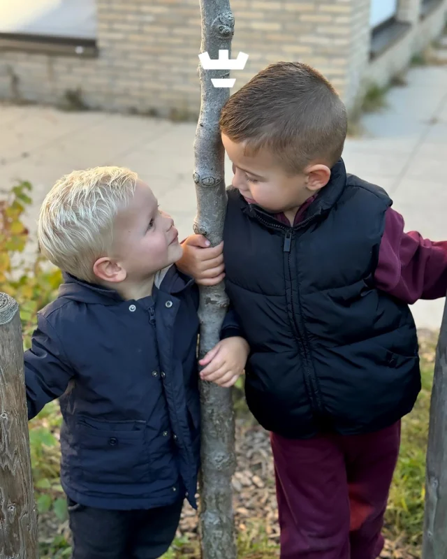 Vriendjes maken? Dat gaat vanzelf bij Klein Alkmaar 👬

Wil je zelf ervaren hoe leuk het hier is? Tijdens een rondleiding kun je kennismaken met de groep, de pedagogisch medewerkers en de gezellige sfeer. Ontdek of dit de plek is waar jouw kleintje zich thuis zal voelen 🤍