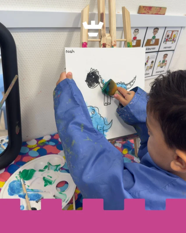 Op de peuteropvang aan de Heilooërdijk werd gewerkt aan echte kunstwerken. 

De kinderen doken in hun fantasie: de dino's kregen kleur, details werden toegevoegd en er werd volop geëxperimenteerd met verf 🎨

Door zelf te kiezen hoe iets eruit mag zien, ontdekken ze dat goed en fout niet altijd bestaan. Dat geeft ruimte voor creatief denken, zelf keuzes maken en vertrouwen op je eigen kunnen ✨