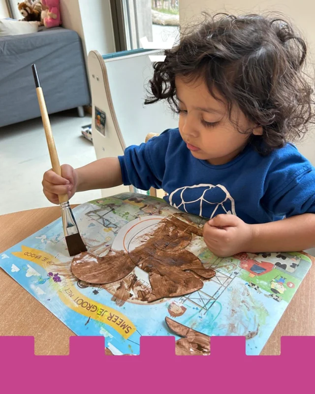 Het is vandaag Sint-Maarten! 🍁

Dat betekent dat er de afgelopen weken door de kinderen hard is gewerkt aan hun lampion. Dus, kijk vanavond maar eens of je een stoplicht, eekhoorntje, lieveheersbeestje, herfstblaadje, paddenstoeltje, uiltje of konijntje voorbij ziet komen 🏮

En natuurlijk hebben we na al het knutselen ook op de leukste Sint-Maartenliedjes geoefend, zodat iedereen vanavond uit volle borst mee kan zingen 🎶