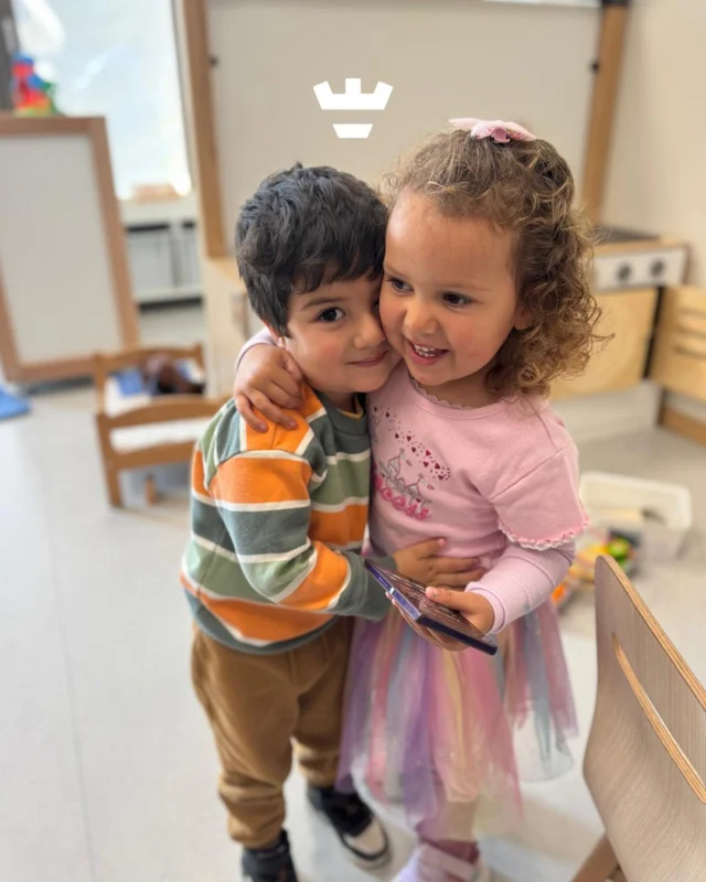 Een knuffel tussendoor, omdat het beste vriendjes zijn 💗

Op de peuteropvang vinden kinderen elkaar in de kleinste momenten: een spelletje, een knuffel of gewoon even naast elkaar zitten. Zo ontstaan er mooie vriendschappen!