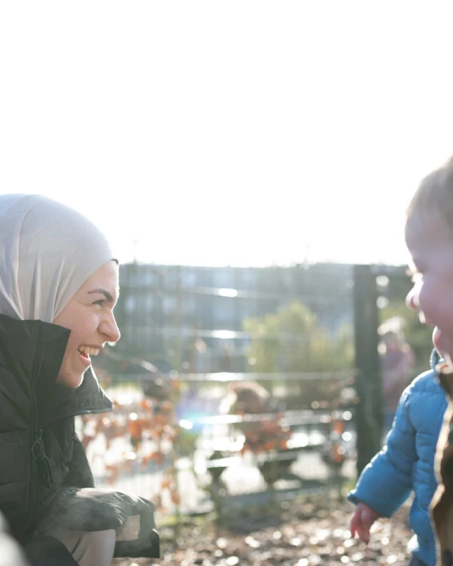 Vanaf dit jaar is het officieel vastgelegd in de cao Kinderopvang: we spreken niet meer over pedagogisch medewerkers, maar over pedagogisch professionals. 

Voor iemand buiten onze branche lijkt het misschien een kleine wijziging, maar zoals zo vaak zijn het de kleine dingen die het verschil maken. Een mooie erkenning van het vakmanschap, de deskundigheid en de groeiende verantwoordelijkheid van onze collega’s ✨