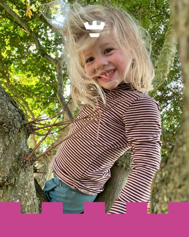 Lekker klimmen en klauteren op de peuteropvang aan de Olympiaweg. De kinderen gaan moeiteloos van tak naar tak, over boomstammen en langs lage klimtoestellen 🤸‍♂️

Voor hen is het één groot avontuur, maar ondertussen werken ze spelenderwijs aan kracht, balans en coördinatie. 

En minstens zo belangrijk: ze ontdekken wat ze al durven (en wat nog net een beetje te spannend is) 💛