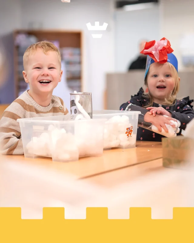 Spelenderwijs leren begint met ruimte geven. Wanneer kinderen zelf mogen voelen, proberen en ontdekken, ontwikkelen ze niet alleen vaardigheden, maar ook zelfvertrouwen. 

En natuurlijk zijn wij altijd in de buurt om de kinderen waar nodig een beetje op weg te helpen 🙌