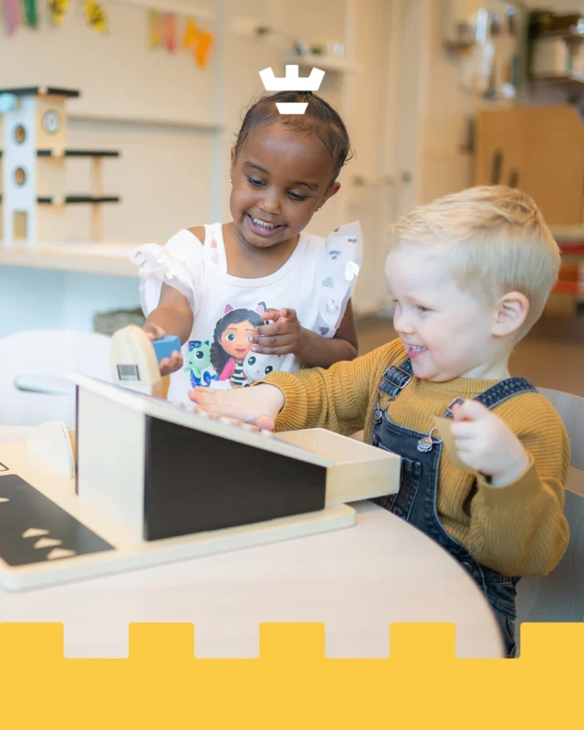 Bij Klein Alkmaar gebeurt het elke dag: leren door te spelen. 

Tijdens samenspel oefenen de kinderen met samenwerken, geduld hebben voor elkaar en omgaan met een teleurstelling 😊

Zo leren de kinderen spelenderwijs hoe je met verschillende emoties omgaat 🌈