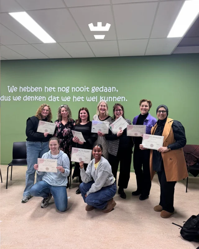 Taal leren wordt nóg leuker wanneer we het ondersteunen met gebaren. Het helpt kinderen niet alleen bij hun woordenschat, maar ook bij het begrijpen van de wereld om hen heen. En dat geeft weer een boost aan hun zelfredzaamheid en sociaal-emotionele ontwikkeling 📈

Onze pedagogisch professionals krijgen daarom training in baby- en kindgebaren. Dankzij Corinne Laninga van @woordinbeelden leerde een nieuwe groep collega’s alles over het inzetten van gebaren in de dagelijkse praktijk.

Vind je het leuk om ook gebaren te leren? In de afbeeldingen zie je de gebaren voor "hallo" en "familie". Mooie gebaren om mee te beginnen dachten we 😊

Benieuwd hoe dit werkt? Vraag er gerust naar bij de groep van jouw kind. En zit je kind bij ons op de peuteropvang? Dan vind je op de themabrieven zelfs een bijpassend gebaar.