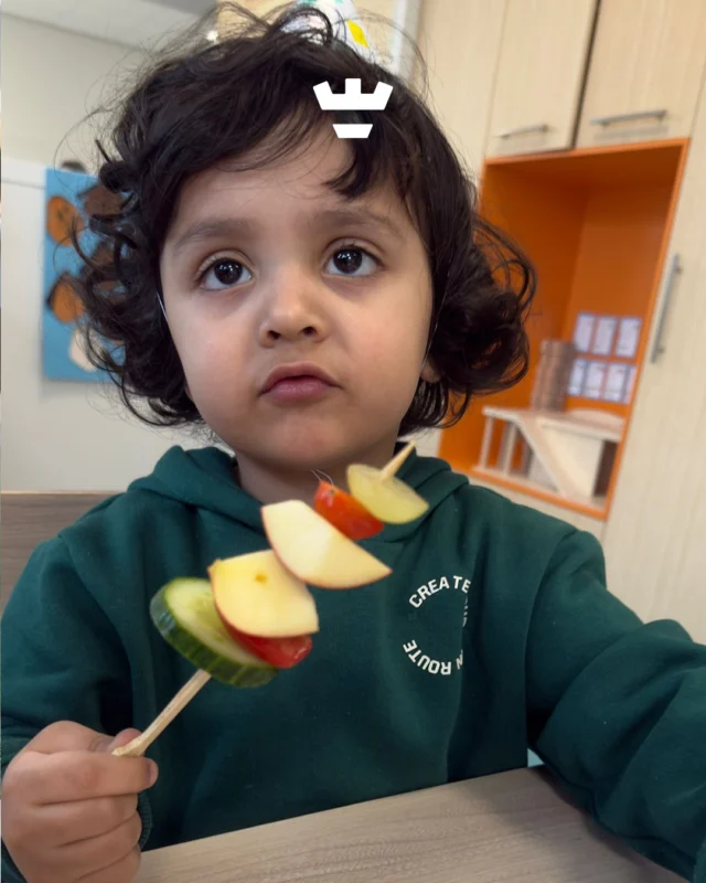 Op de peuteropvang aan de Judith Leysterstraat vieren we het thema "samen feestvieren" 🎉

De kinderen maakten hun eigen kleurrijke fruitspiesjes en genoten daarna van een gezamenlijke picknick in de gang. 

Vers fruit, veel geklets en vooral een heleboel gezelligheid 🍑🍌🍎🍓🍇🍐🧺