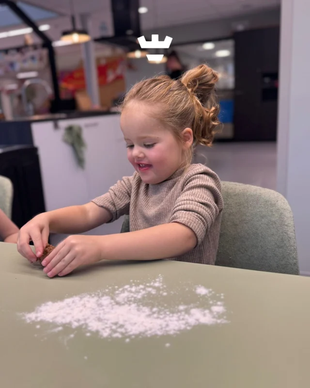Nu Sinterklaas weer in het land is, duiken de peuter- en verticale groep van de Damakker de keuken in voor een echt Sint-ritueel: pepernoten maken 👩‍🍳 

Met veel enthousiasme wordt het deeg gekneed en in de juiste vorm gerold. En de geur van zelfgemaakte pepernoten maakt het feest natuurlijk helemaal compleet 🎉
