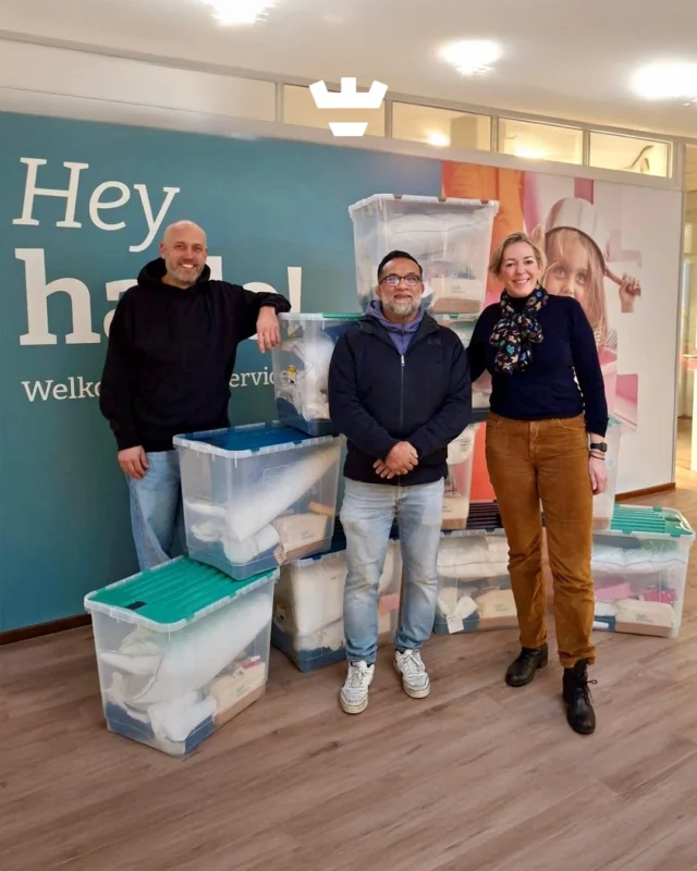 Tijdens het @doesgoed Festival raakten we in gesprek met @dnodoen, een organisatie die mensen ondersteunt die geen (veilige) woonplek hebben en hulp nodig hebben bij het maken van een nieuwe start. 

Tijdens het gesprek kwam een mooie, praktische hulpvraag naar voren: ondersteuning bij het samenstellen van pakketten voor mensen die hun eigen woonplek krijgen.

Die hulp boden we graag. De afgelopen dagen vulden zich meerdere XL-kisten met onder andere borden, bestek en een Klein Alkmaar "zorg goed voor jezelf-pakketje".

Wat voor ons klein lijkt, kan voor een ander een groot verschil maken. Mooi om dit samen te mogen doen 💚