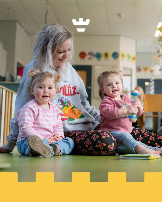 Bij Klein Alkmaar werken we vanuit een heldere pedagogische visie, opgebouwd uit 8 belangrijke pijlers. Een van onze pedagogische pijlers is 'aandacht en plezier'. 

Elk kind verdient het om gezien en gehoord te worden. Dat doen we door te luisteren naar woorden én gebaren, aan te sluiten bij de interesses van het kind, samen grapjes te maken en ook ruimte te geven aan verdriet en boosheid. Alles mag er zijn.

Door de bevlogenheid van onze pedagogisch professionals creëren we emotionele veiligheid en voelen kinderen de ruimte om zichzelf (spelenderwijs) te ontwikkelen.

Dit zorgt ervoor dat we echt een groep kunnen zijn, dat we elkaar kennen en respectvol met elkaar omgaan. Als we dat in het klein leren, kunnen we dat later in het groot ‘leven’ ✨