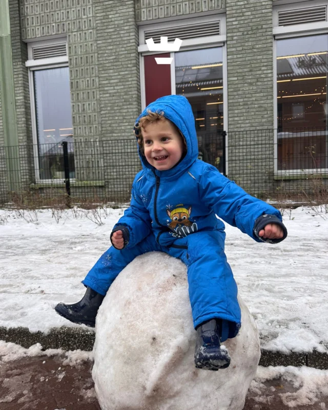 De sneeuw is inmiddels verdwenen, maar deze leuke momenten wilden we toch nog even met jullie delen... Wat hebben we genoten! 🤍

Op onze vestigingen Pieter Langendijkstraat, Damakker en Arkplein was er volop sneeuwpret: glijden, sneeuwpoppen bouwen en sneeuw happen ☃️❄️