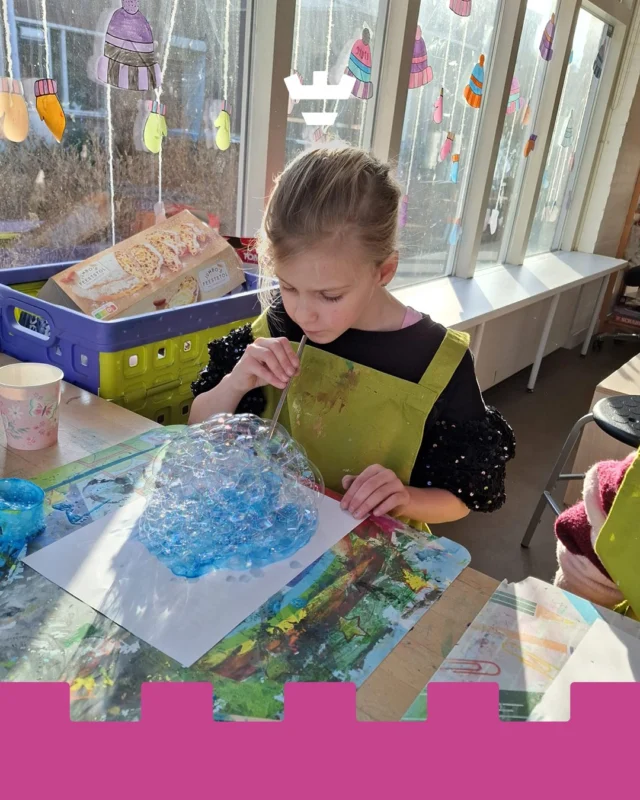 Bubbels + creativiteit = bubble art 💙

Met veel plezier (en héle grote bellen) gingen de kinderen van de BSO aan de Schoenmakerstraat aan de slag. Al blazend ontstonden unieke druppels die perfect passen bij het thema 'aarde en natuur' 🌍💧

Wat een mooie kunstwerken!