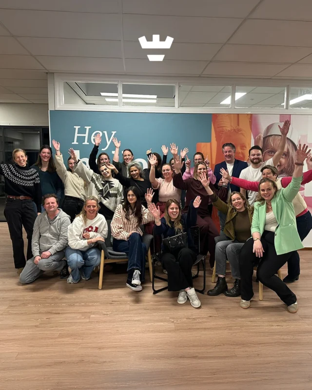 Een nieuwe baan brengt nieuwe energie. Daarom grijpen wij dit moment met beide handen aan om collega’s vanaf dag één te laten ervaren dat zij onderdeel zijn van iets moois ✨

Nieuwe collega’s ontvangen een persoonlijk welkom, een op maat gemaakt Kom aan Boord-plan en een vast maatje als vertrouwd gezicht in de eerste weken. 

De nieuwe highlight? De Kom aan Boord-avond met escape room. Een verrassende, gezellige en betekenisvolle kennismaking met Klein Alkmaar waarbij onze nieuwe collega's spelenderwijs ontdekken wie we zijn, waar we voor staan en hoe onze kernwaarden zichtbaar zijn in het werk met kinderen. 

Kom aan Boord maakt onboarding leuk, betekenisvol en verbindend. Precies zoals we het bij Klein Alkmaar graag zien 🙌