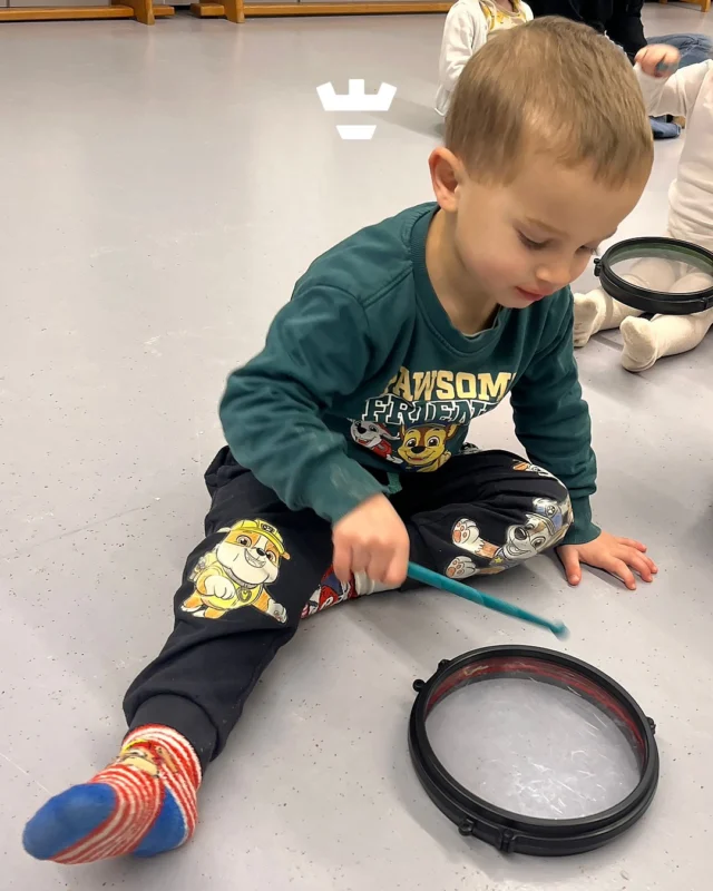 Muziek op Schoot voor onze peutergroepen 🎶

Dit vrolijke, interactieve muziekprogramma is speciaal ontwikkeld voor jonge kinderen en sluit perfect aan bij hun belevingswereld. 

Samen zingen, bewegen, luisteren en muziek maken is niet alleen leuk om te doen, maar draagt ook op een speelse manier bij aan de ontwikkeling van kinderen. Denk aan: 

🗸 Taalontwikkeling
🗸 Motoriek
🗸 Sociaal-emotionele ontwikkeling
🗸 Concentratie en geheugen

Deze foto is gemaakt op de Damakker, waar Muziek op Schoot voor de tweede keer langskwam. 

Welk liedje wordt er bij jullie thuis het vaakst gezongen? ✨