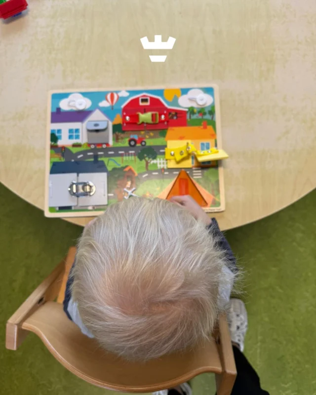 100% concentratie bij de peuters van de Anna Paulownastraat tijdens het spelen met het sensomotorisch bord ✅

Wist je dat dit bord bijdraagt aan het verbeteren van de motoriek? Slotjes open, slotjes dicht... Door tegelijkertijd te kijken én te handelen oefenen ze hun oog-handcoördinatie 👀