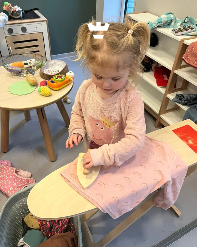 Op de peuteropvang aan de Damakker werken we met het thema ‘Kijk mij eens’. De kinderen ontdekken spelenderwijs wie ze zijn en wat ze allemaal al kunnen ✅

Passende kleding kiezen bij het weer, de haren van de poppen verzorgen en kleren wassen, ophangen én strijken: het hoort er allemaal bij. 

Met echte handelingen in een veilige speelomgeving bouwen we aan hun zelfvertrouwen en zelfstandigheid.

En wie weet… staan ze straks thuis te popelen om mee te helpen met de huishoudelijke taken 😉