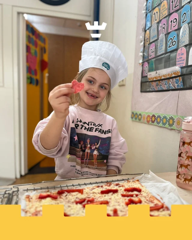 Rond Valentijnsdag veranderde de Stempelmakerstraat even in een echte pizzeria. Onze kleine chefs gingen aan de slag met hun eigen valentijnspizza's – natuurlijk mét hartjes ❤️🍕

En alsof dat nog niet leuk genoeg was, mochten ze daarna ook nog hun eigen pizzadoos ontwerpen ✍