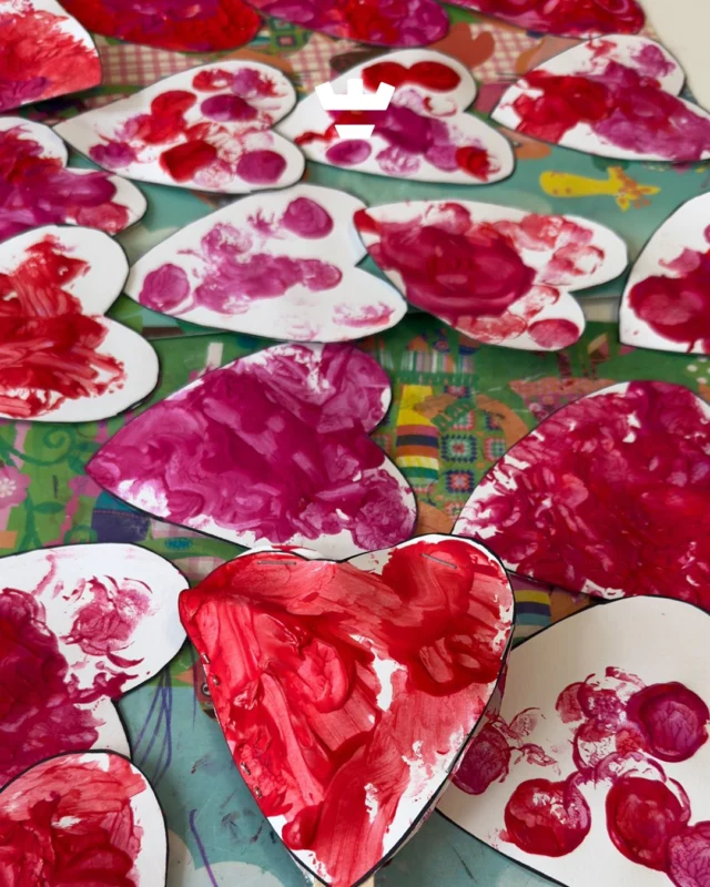 Het is Valentijnsdag. Voor ons een goed excuus om met de kinderen de allerleukste valentijnscadeautjes te knutselen, speciaal voor iemand die ze heel lief vinden! 🥰

Fijne Valentijnsdag 💌