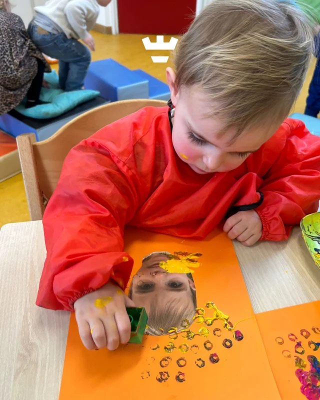 De dreumesen van vestiging Stempelmakerstraat gingen creatief aan de slag en maakten hun eigen clowntjes 🎨 

Met een ballon en Duplo-blokjes werd er lekker geëxperimenteerd. Hoe voelt een zachte ballon vergeleken met een hard blokje? En welke vormen en patronen ontstaan er?

Extra leuk: de kinderen mochten hun eigen foto gebruiken als gezichtje 🥰