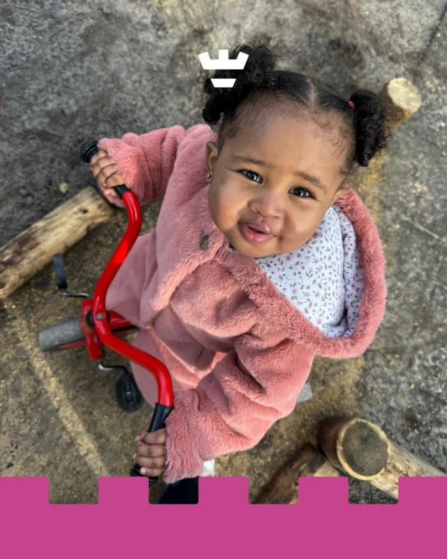 Lekker naar buiten! Dat doen we graag op al onze vestigingen 🌿

Zo ook deze peuter van de Pieter Langendijkstraat, die met haar fietsje het plein onveilig maakte. 

Even contact maken met de juf en daarna snel weer door... Wat een lieve foto 😍