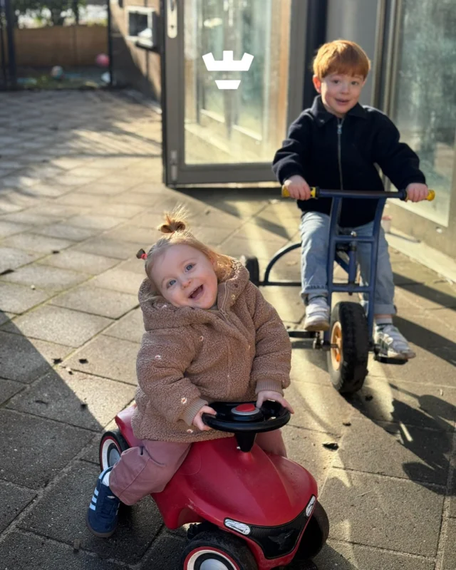 Samen op pad is toch veel leuker dan alleen? Dat vonden deze twee van de Beethovensingel in ieder geval wel 🚲

Bij Klein Alkmaar stimuleren we samenspel in alles wat we doen. Want samen bewegen en samen spelen betekent samen leren 🤍