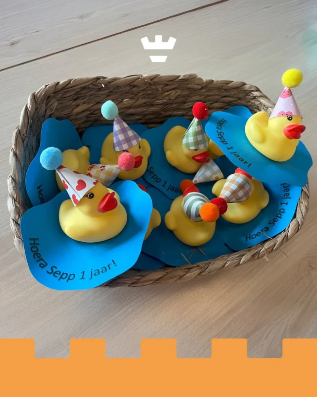 Op de babygroep van de Damakker werden deze vrolijke badeendjes met zelfgemaakte feestmutsjes uitgedeeld 🎉 

Zo leuk dat ouders er vaak een persoonlijke en creatieve traktatie van maken. Daar worden wij én de kinderen blij van! 💛