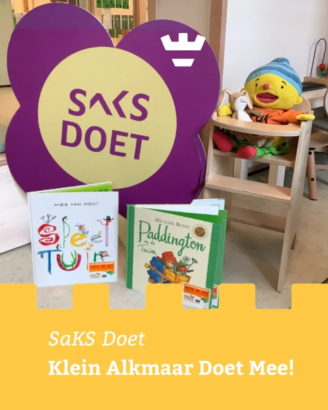 SaKS Doet – Klein Alkmaar Doet Mee!

Bij SaKS willen ze de kinderen en medewerkers leren hoe ze een positieve impact kunnen hebben op de wereld om hen heen. Daarom hadden ze afgelopen week hun SaKS Doet week waarin de scholen zich inzetten voor een ander. Dat sluit wel erg mooi aan op onze missie “Blije, gezonde kinderen met aandacht voor de wereld om heb heen”. 

Het was daarom een logische stap om in de SaKS Doet week met onze vestigingen aansluiting te zoeken: SaKS Doet – Klein Alkmaar Doet Mee.

Waar vonden wij elkaar? Onder andere bij de Percivalstraat waar de leerlingen van de Wegwijzer onze peuters kwamen voorlezen. De Stempelmakerstraat/Schoenmakerstraat sloten aan bij een kledingruilbeurs die door de Burijn werd georganiseerd. En onze vestiging aan de Kofschipstraat ging met basisschool het Kompas met vuilprikkers de buurt in.