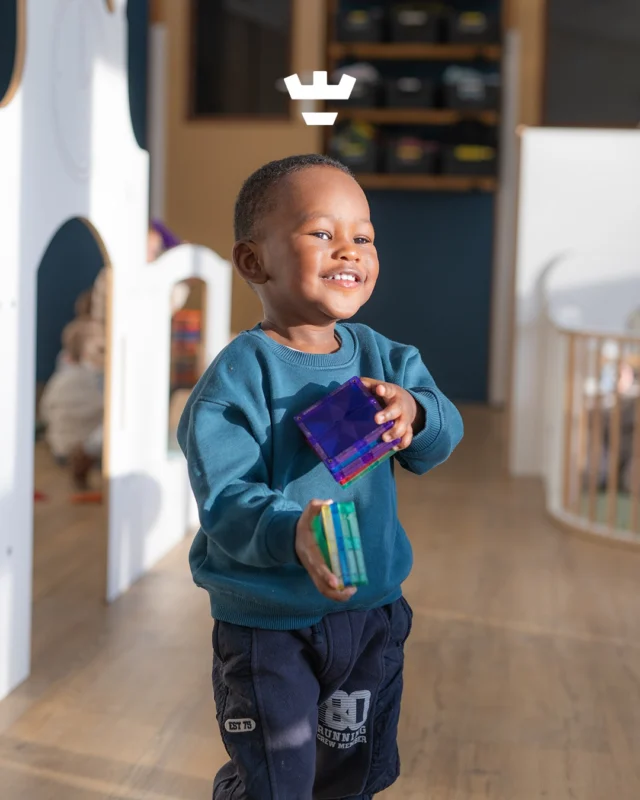 Peuters zijn nieuwsgierig en willen de wereld om hen heen ontdekken 🌍 Op onze peuteropvang krijgen ze daar alle ruimte voor. Spelenderwijs werken we aan de ontwikkeling van taal, motoriek en sociaal-emotionele vaardigheden. 

Met boekjes, liedjes en gesprekken stimuleren we de taalontwikkeling. Door te klimmen, knutselen, bewegen en veel buiten te zijn ontwikkelen kinderen hun motoriek. En tijdens het samen spelen leren ze belangrijke sociale vaardigheden 👫 Zo bereiden we de peuters stap voor stap voor op de volgende fase. 

Is jouw kind bijna twee? Plan dan een vrijblijvende rondleiding in op een van onze peuteropvang vestigingen 💛