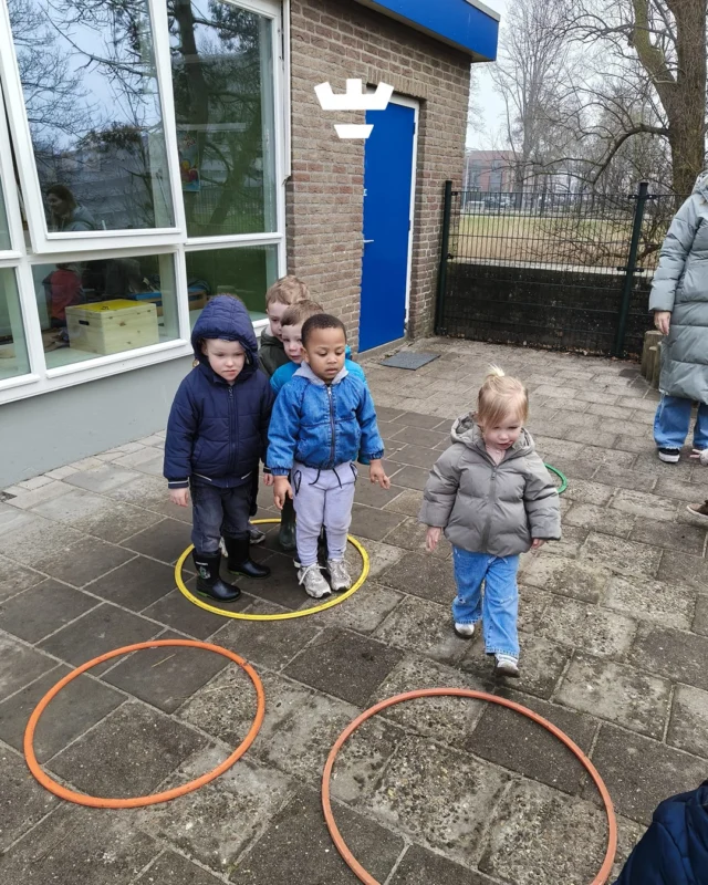 Lekker bewegen, springen en spelen tijdens de peutergym op de Pieter Langendijkstraat 🤸‍♂️

Samen in de hoepel stappen, van hoepel naar hoepel bewegen en ondertussen oefenen met balans en motoriek. 

Zo werken we spelenderwijs aan de ontwikkeling van de kinderen ✅